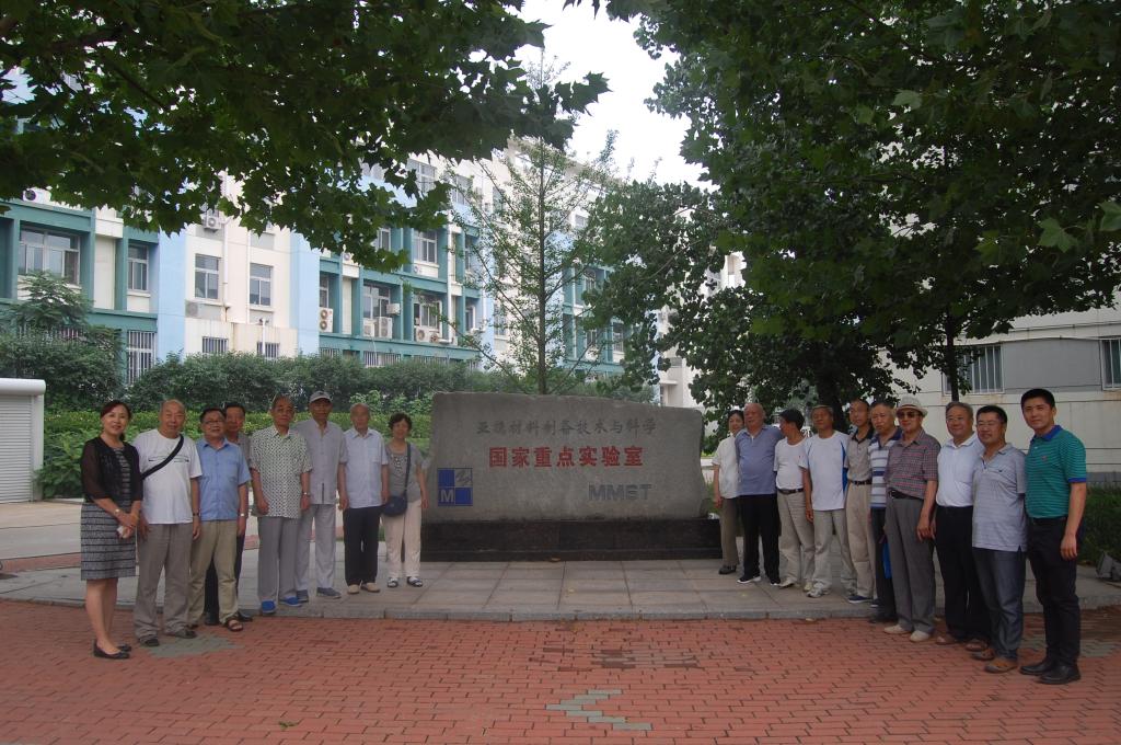 校友办、安博体育
领导与校友合影